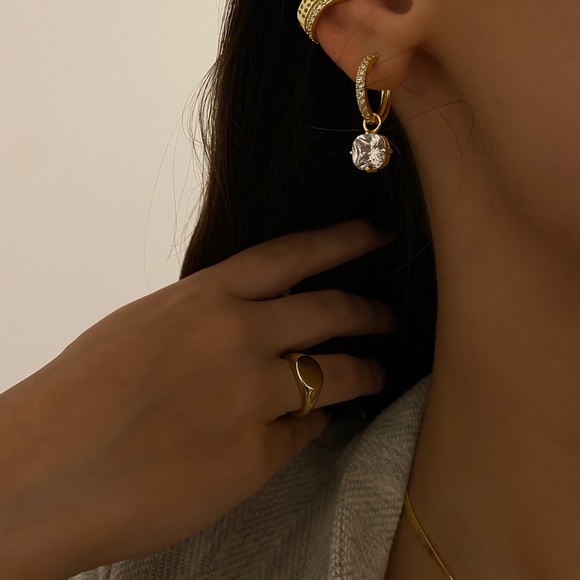 Fine jewelry earrings. 18k gold plated 925 silver mini hoops with crystals - Picture 2 of 3